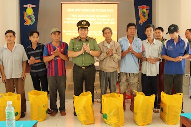 Công an TP Cần Thơ trao tặng 200 phần quà cho các hộ nghèo